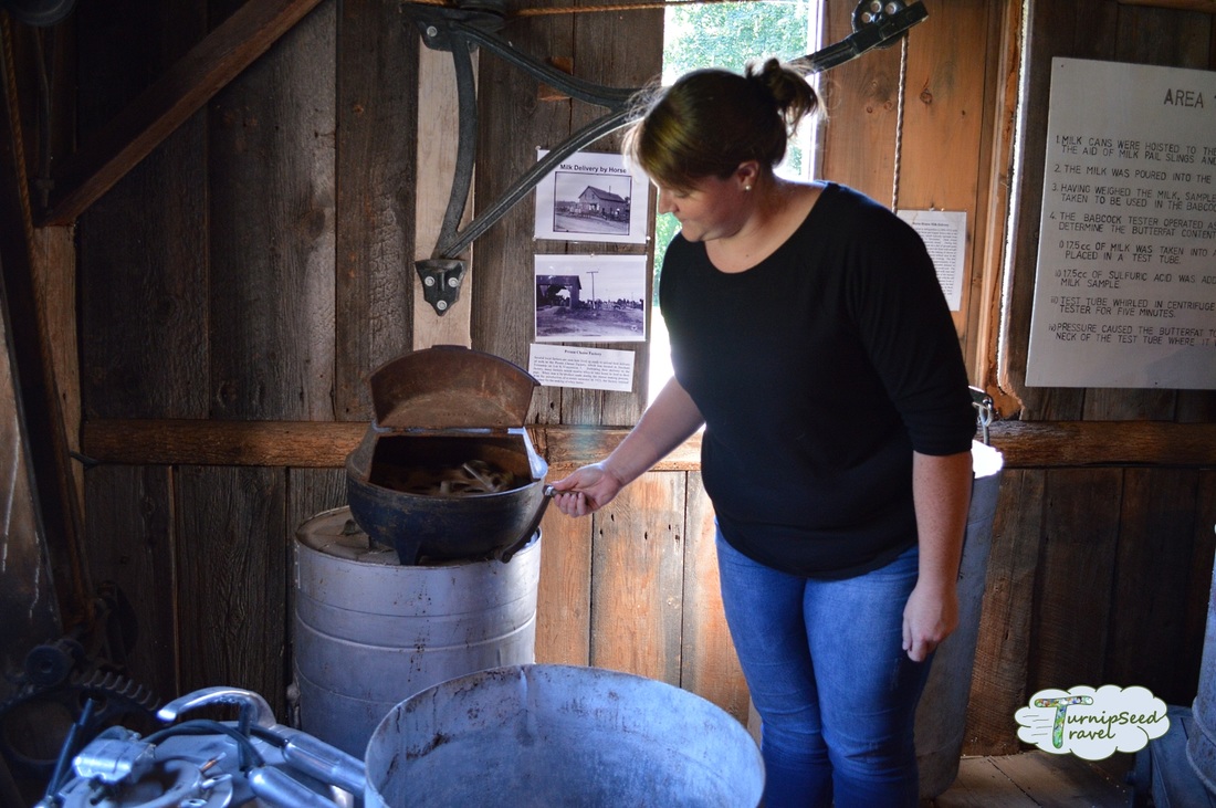 Ingersoll Cheese Museum: Staff stands next to old fashioned farm suppliesPicture
