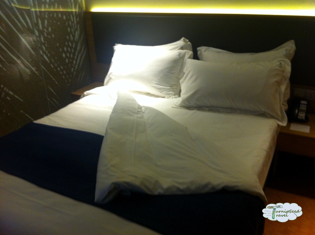 Holiday Inn Express Singapore - small bed