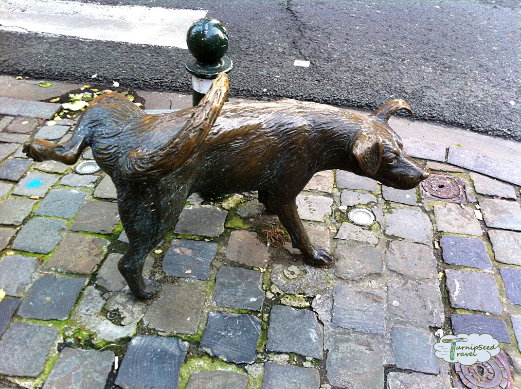 Travel Toilets: Statue of a dog in Belgium using the bathroom Picture