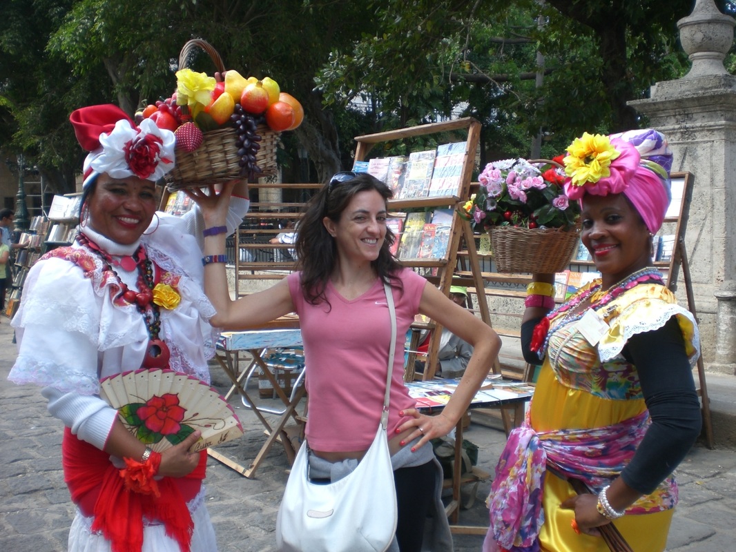 Couchsurfing for the first time Claudia in Brazil with women in costume