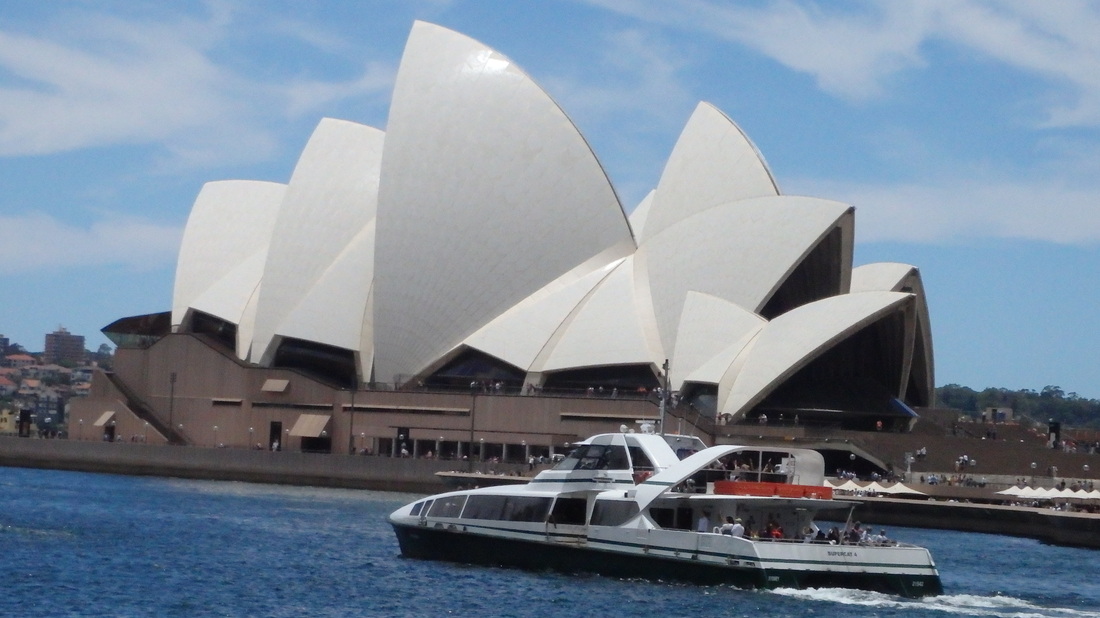 Travel to Sydney: View of the opera house from the water