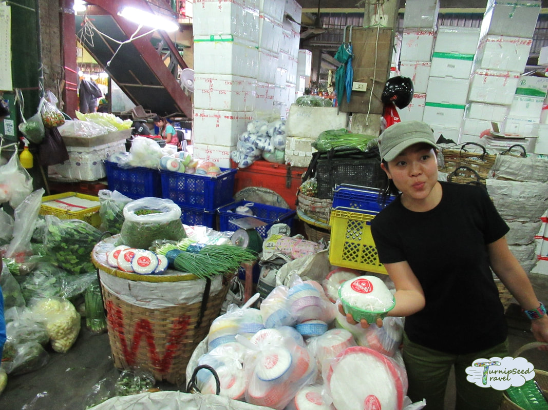 Buying packages of fermented noodles in Yodpiman Bangkok market