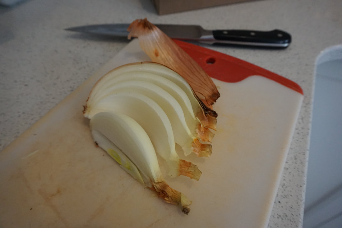 Slices of onion on a cutting board