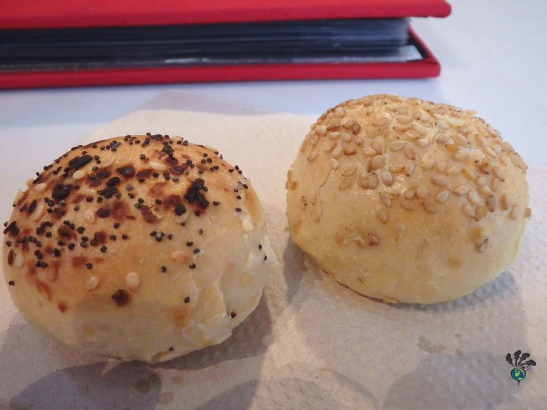 Greenwich Village Food Tour New York: Bagel bites covered with sesame seeds and poppyseeds