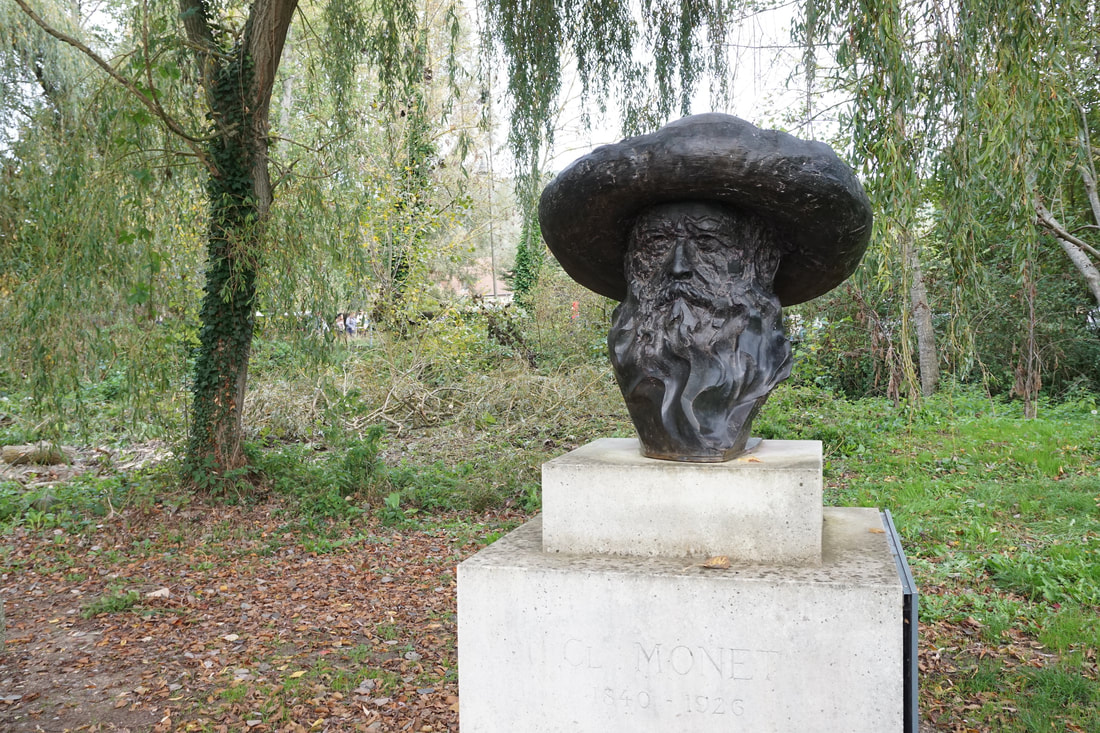 Bust of Claude Monet with willow trees in the background