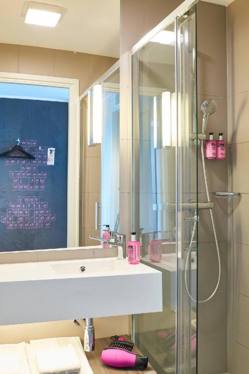 Moxy Milan Malpensa Airport Hotel Bathroom with pink accessoriesPicture