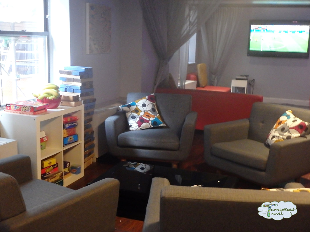 Common room with bananas, boardgames, and TV at HI Washington DC Picture